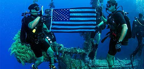 Navy Petty Officer 1st Class Jiyhouh Ly, left, re-enlists while under water during a training dive with the Royal Jordanian Navy off the coast of Amman, Jordan, May 18, 2017, as part of exercise Eager Lion 17. About 7,200 military personnel from more than 20 nations participated in the 2017 iteration of the exercise. Navy photo by Petty Officer 2nd Class Austin L. Simmons.   - ALLOW IMAGES