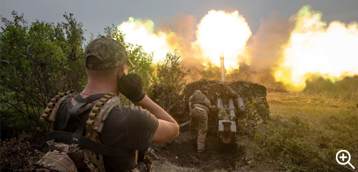 Ukrainian forces fire an old Soviet MT-12 Rapira AT gun using Bulgarian 100mm 3UBK2 HEAT FRAG rounds. - ALLOW IMAGES