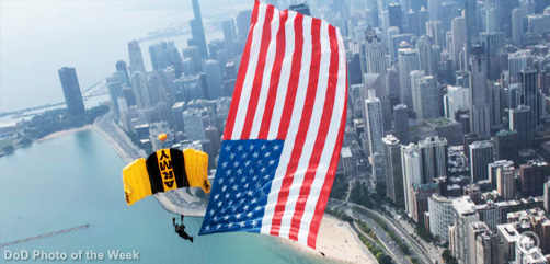 Army Sgt. Sloan Kanat, a member of the U.S. Army Parachute Team, participates in a Chicago Air and Water Show event in Chicago, Aug. 15, 2025.  Image: DoD