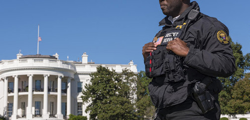 Secret Service agent stands guard outside of the White House - ALLOW IMAGES