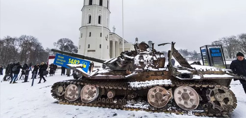 A Russian T-72B tank destroyed by the Armed Forces of Ukraine has been put on display in front of Cathedral Square in Vilnius, Lithuania. Image: Ministry of National Defense of Lithuania - ALLOW IMAGES